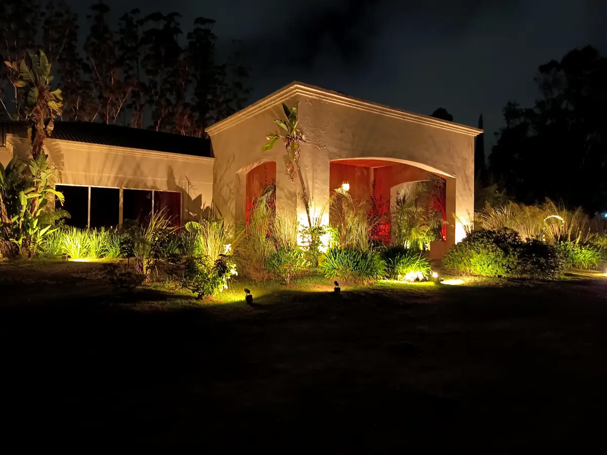 La casona iluminada al llegar